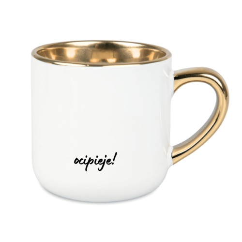 Kubek z napisem „ocipieje” – idealny prezent z humorem dla znajomych