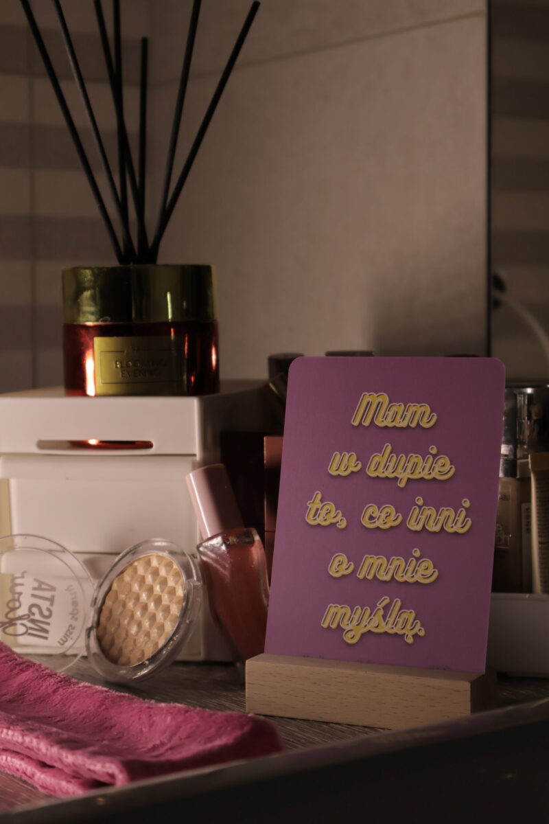 Karty afirmacji z przekleństwami dla kobiet - zestaw 40 kart + drewniany stojak BEZ CENZURY