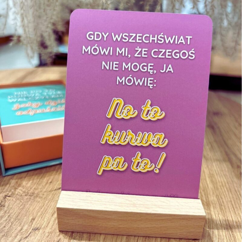 Karty afirmacji z przekleństwami dla kobiet - zestaw 40 kart + drewniany stojak BEZ CENZURY